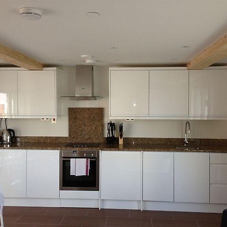 Max Serviced Apartments Commercial Road Londra Esterno foto