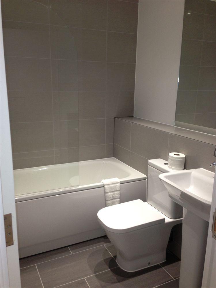 Max Serviced Apartments Commercial Road Londra Esterno foto